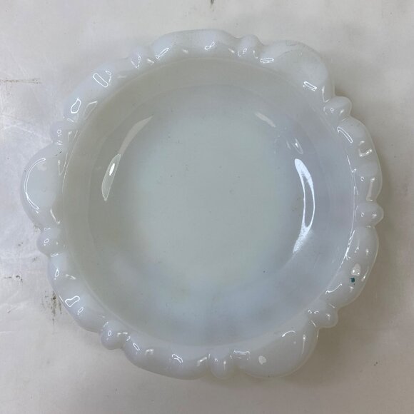 Vintage Anchor Hocking 1960s White Scalloped Edge Ashtray - Picture 4 of 5